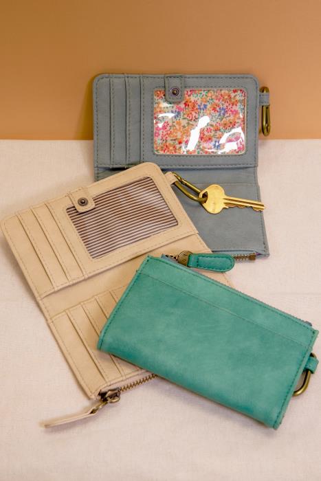 BOBBIE BIFOLD WALLET WITH CARABINER